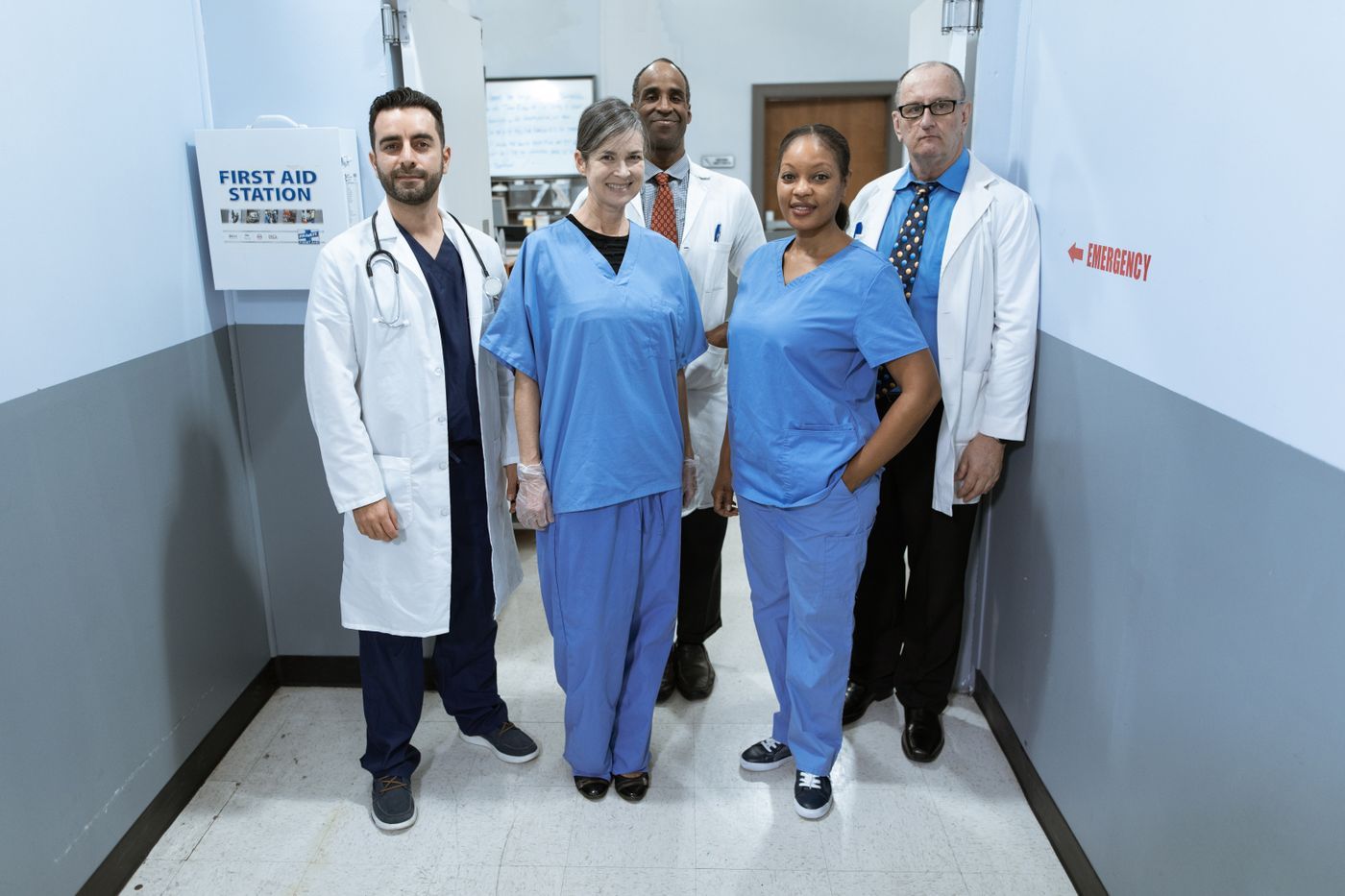 Equipo de salud de un hospital reunido en un pasillo