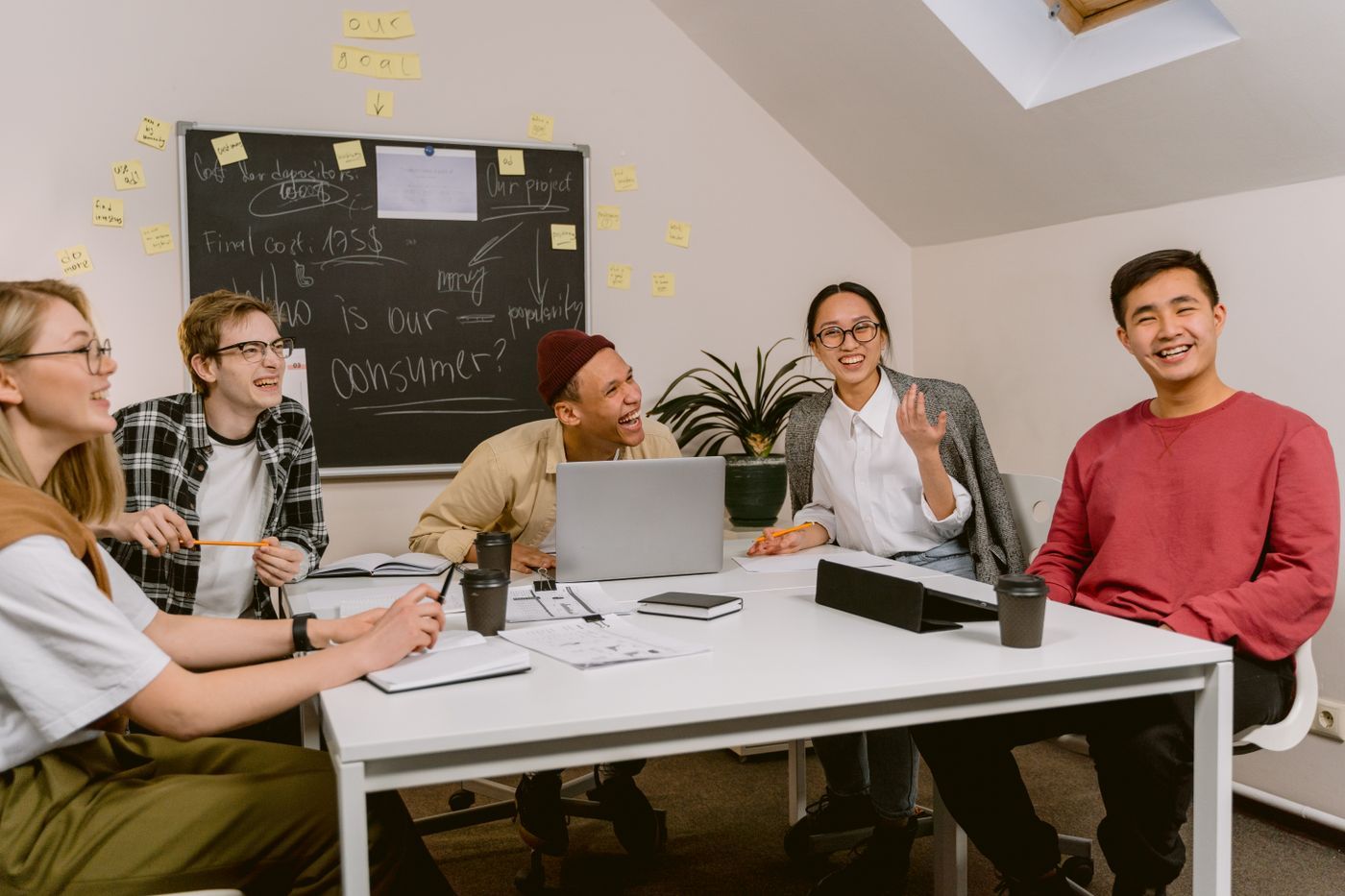 Equipo de profesionales conversando en una reunión de trabajo